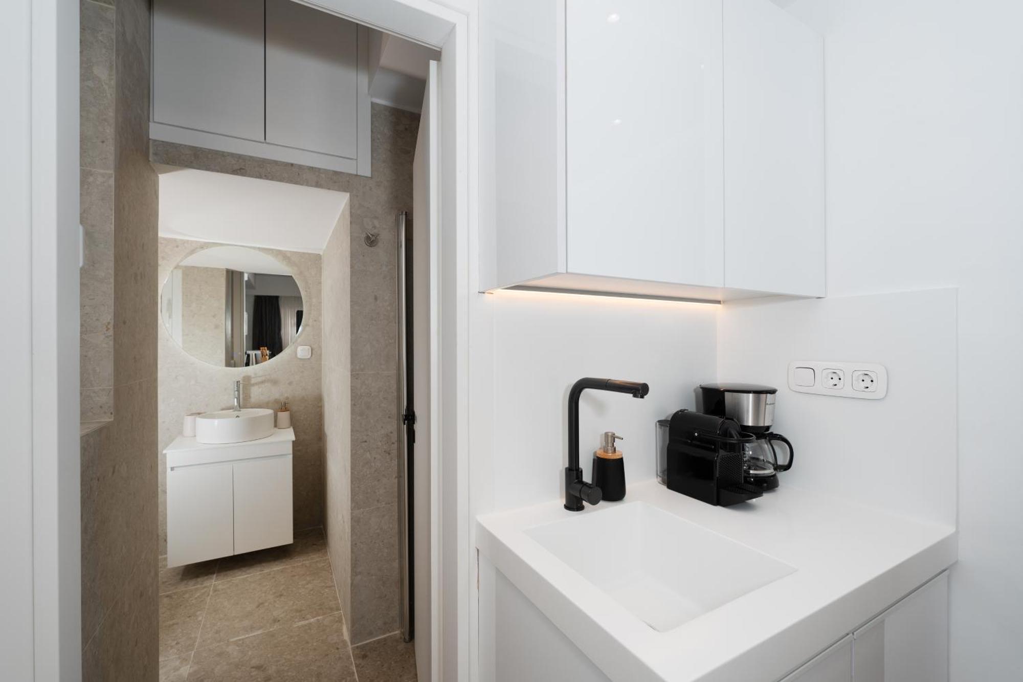 Retreat, Stylish 1-bedroom With Full Amenities * Athen